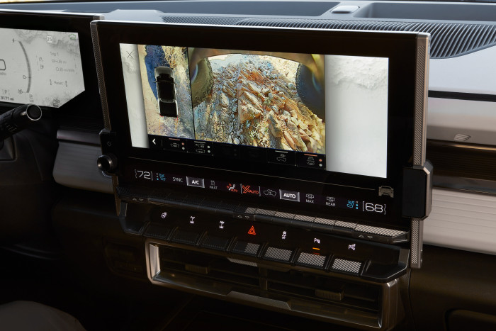 Eine Kameraansicht auf dem Bildschirm macht den Unterboden sichtbar. (Bild: press-inform/Hersteller)